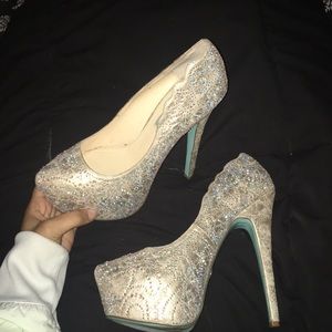 HEELS SIZE 7